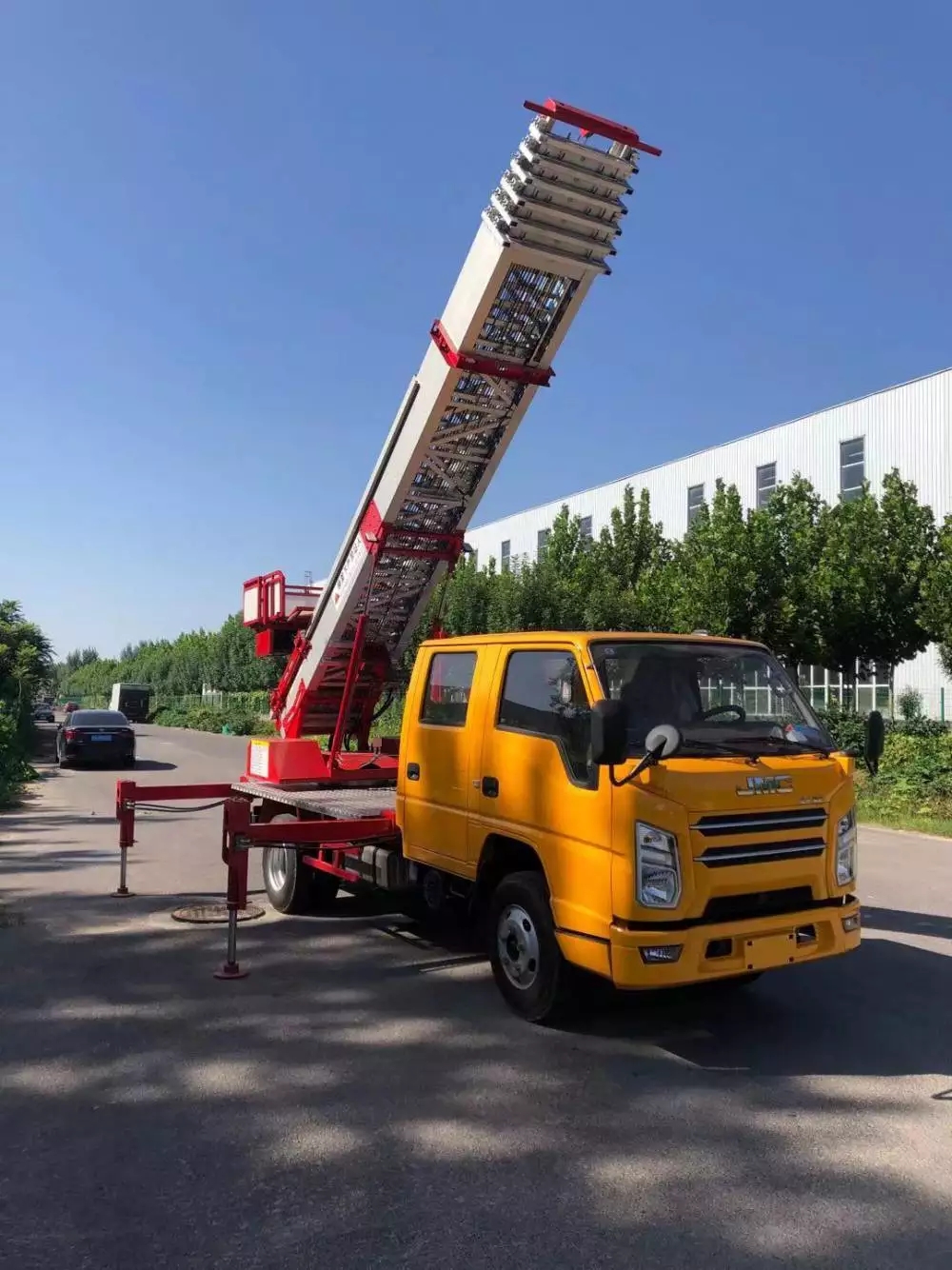 通山附近的云梯车出租服务：轻松解决高空作业需求
