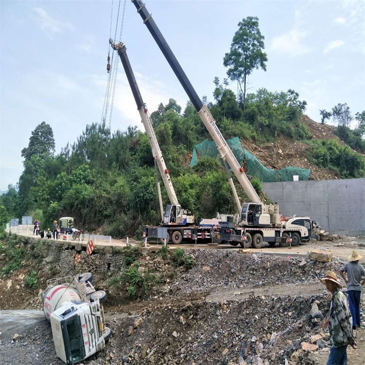 通山汽车掉沟里叫吊车救援要多少钱